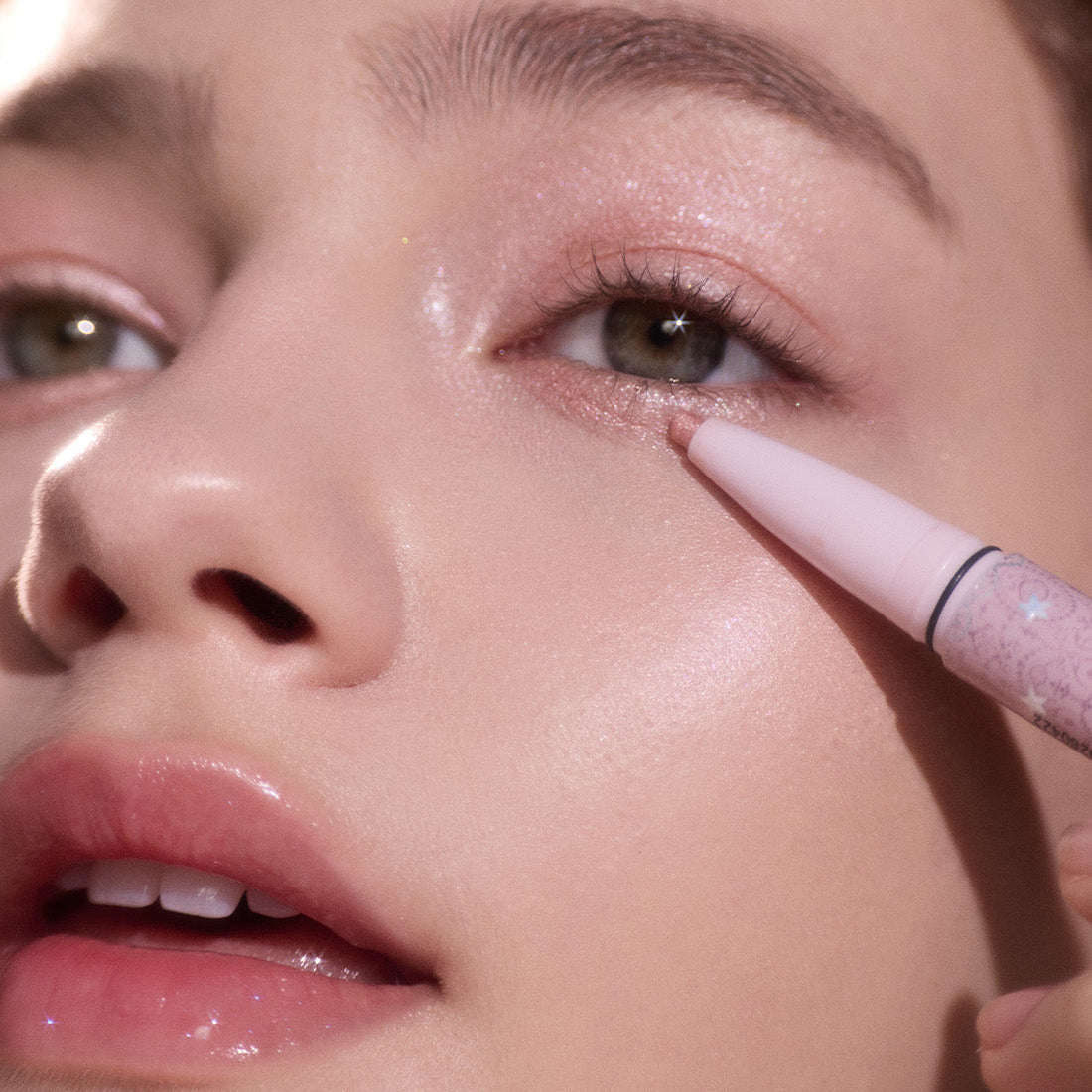 Flower Knows Shell's Jewel Dual-Ended Highlighting Stick